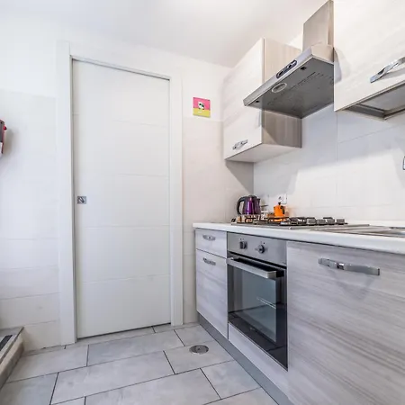 Benedetta Flat- Stylish & Cozy Rm